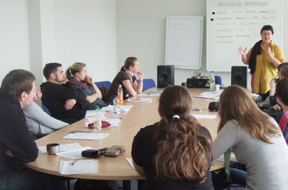 Start des Workshops Wortregie mit Prof. Sabine Breitsameter mit Studierenden des ATW Gießen, der HfG Offenbach und der KH Kassel.