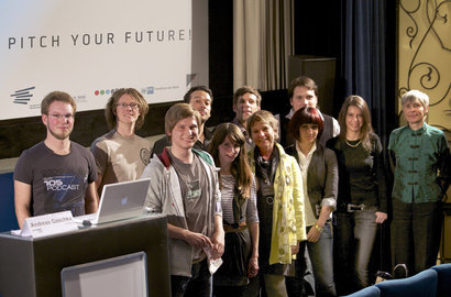 Die PITCH YOUR FUTURE-Teilnehmer mit Trainerin Sibylle Kurz (Mitte vorn). Foto: Miguel Grätzer, HfG